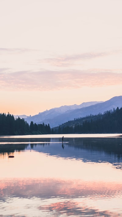 以山为背景的湖景。